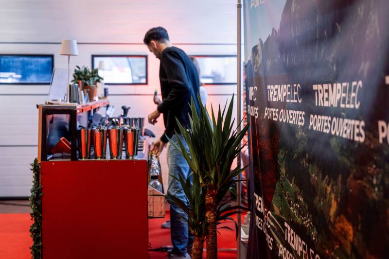 Bar à cocktails mobile en action pour un événement professionnel à Bourgoin